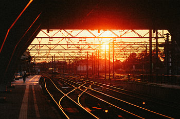Ingelijste zonsondergang bij het spoor