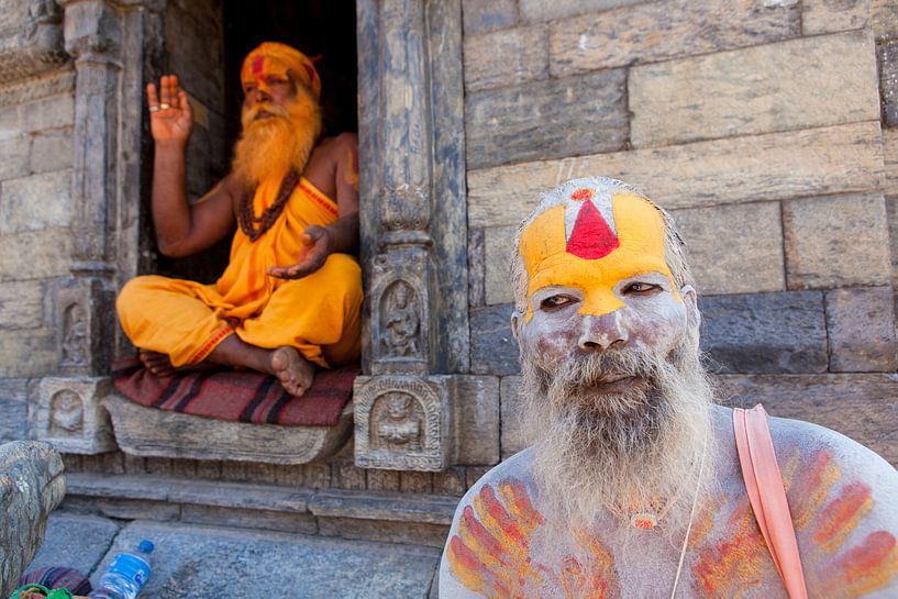 Zwei bemalte Sadhus in Kathmandu Nepal von Wout Kok