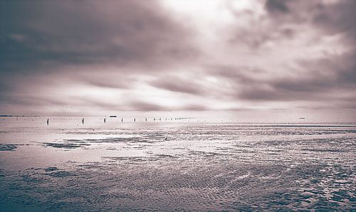 Strand van Cuxhaven aan de Duitse Noordzeekust.  Foto bij laag water met baken en golfbreker