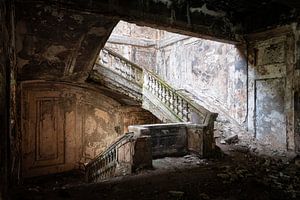 Verlassene Treppe aus dunklem Beton.