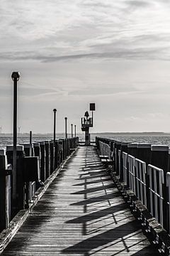 Schaduwspel op de houten pier van Vlissingen (Zeeland)