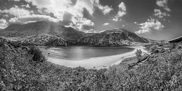 Lac dans un beau paysage de Crète en Grèce en noir et blanc sur Manfred Voss, Schwarz-weiss Fotografie