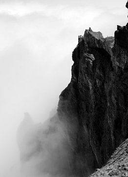 people on viewpoint at the pico arieiro on madeira island van ChrisWillemsen