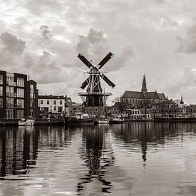 Zicht over het Spaarne van molen de Adriaan en de Grote Kerk (Haarlem, Holland) /sepia van ErikJan Braakman