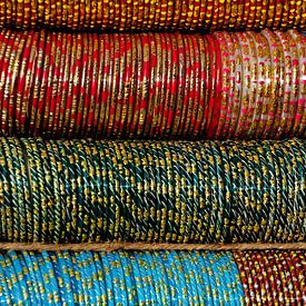 Armbänder in allen Farben und Formen von Ton Bijvank