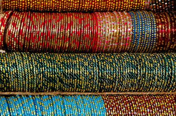 Bracelets de toutes les couleurs et de toutes les formes sur Ton Bijvank
