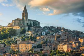 Die Skyline der Bergstadt Todi und die Kirche San Fortunato bei Sonnenuntergang von Stefano Orazzini