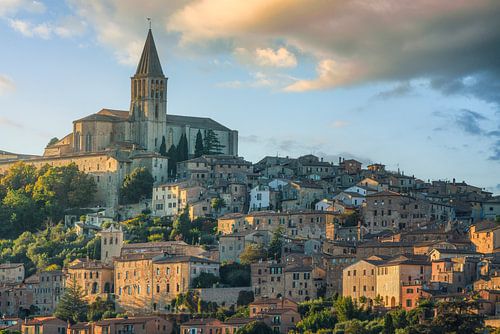 Die Skyline der Bergstadt Todi und die Kirche San Fortunato bei Sonnenuntergang