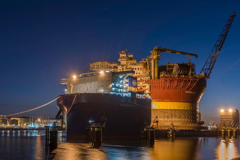 Olieplatform Rotterdam by Dick van der Wilt