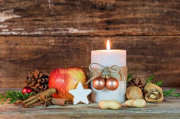Décoration de Noël et de l'Avent avec flamme de bougie décorée, pomme rouge sur Alex Winter