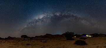 Panoramisch uitzicht op de Melkweg boven Namibië van Patrick Groß