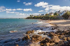 Strand Grève blanche mit Strandvillen in Carantec, Bretagne