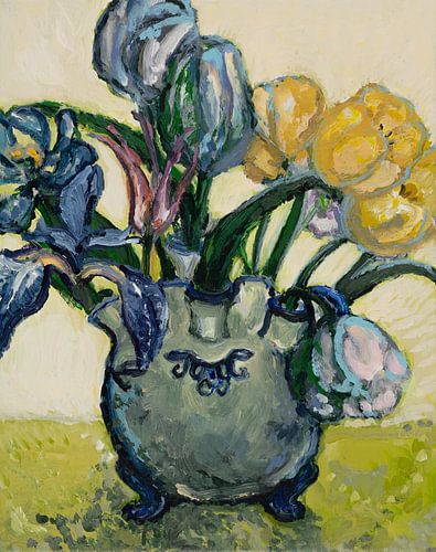 Iris et tulipes dans un vase bleu Delft sur Tanja Koelemij