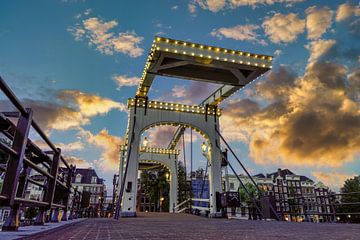 Magere brug Amsterdam bij avond. van Marcel Kieffer