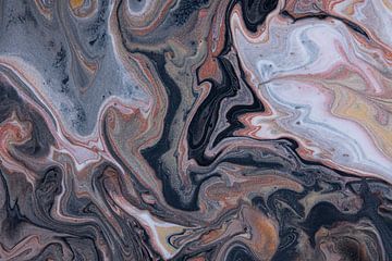 Vloeibare kleuren: aardetinten stromen langs elkaar van Marjolijn van den Berg