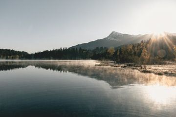 Morgentau auf dem Bergsee von Sophia Eerden