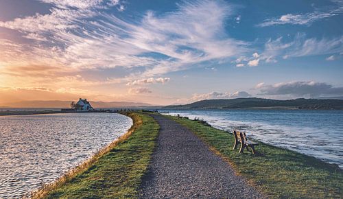 De kust van Inverness in Schotland. s Avonds bij zonsondergang in prachtige idylle en eenzaamheid.