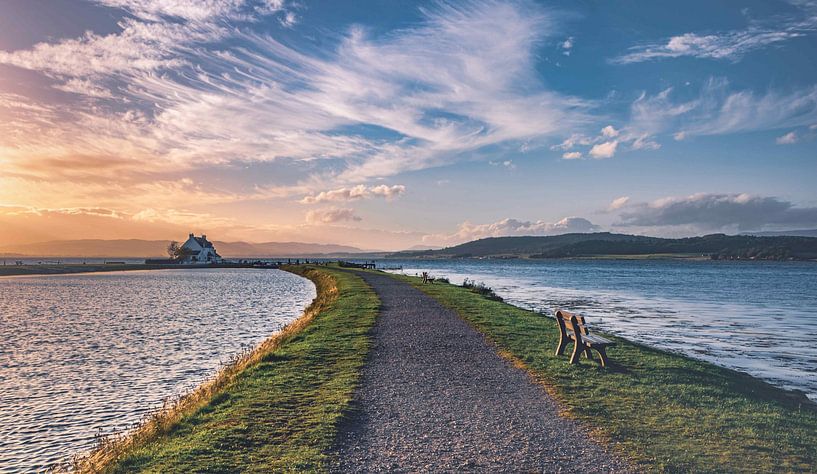 La côte d'Inverness en Écosse. Le soir, au coucher du soleil, dans un cadre idyllique et une solitude magnifiques. par Jakob Baranowski - Photography - Video - Photoshop