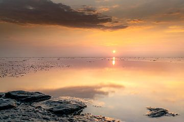 Wattenmeer mit gespiegeltem Sonnenuntergang von Fotografiecor .nl