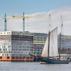 Klassiek zeilschip passeert Silodam in Amsterdam bij de Race of the Classics Rotterdam von Suzan Baars
