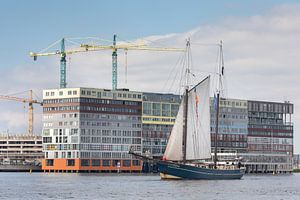 Klassiek zeilschip passeert Silodam in Amsterdam bij de Race of the Classics Rotterdam von Suzan Baars