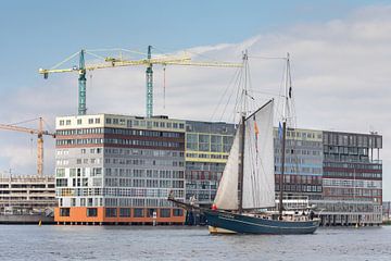 Klassiek zeilschip passeert Silodam in Amsterdam bij de Race of the Classics Rotterdam van Suzan Baars