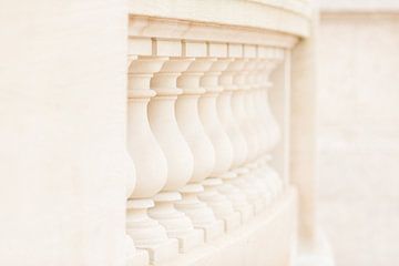 Wit stenen railing op historisch pand van Anouschka Rokebrand Photography LLC