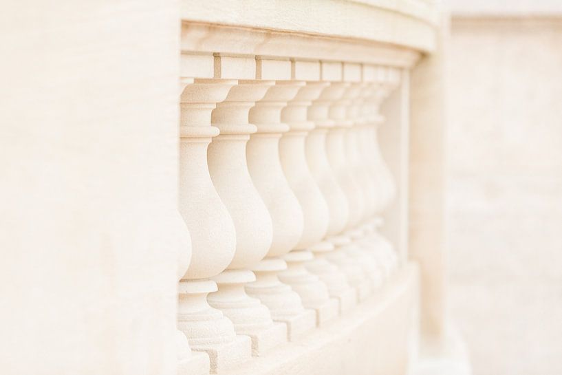 Wit stenen railing op historisch pand van Anouschka Rokebrand Photography LLC