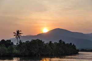 Zonsondergang op de Mekong Rivier van WvH