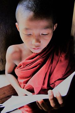 Jonge monnik in een klooster in Myanmar van Gert-Jan Siesling