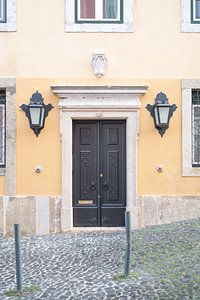 Die schwarze Tür Nr. 5 in Alfama, Lissabon, Portugal