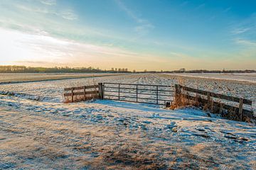 Gesloten ijzeren hek in een winters landschap van Ruud Morijn