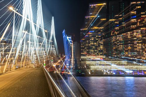 Le pont Erasmus sous une lumière abstraite