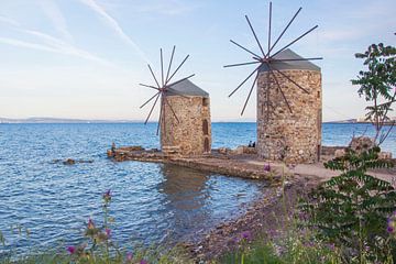 Oude windmolens op Chios, Griekenland van Bianca Kramer