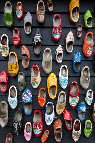 Sabots colorés sur le mur