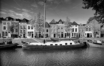 De Brede Haven van Den Bosch ( zwart/wit ) op een zonnige herfstdag van Jasper van de Gein Photography