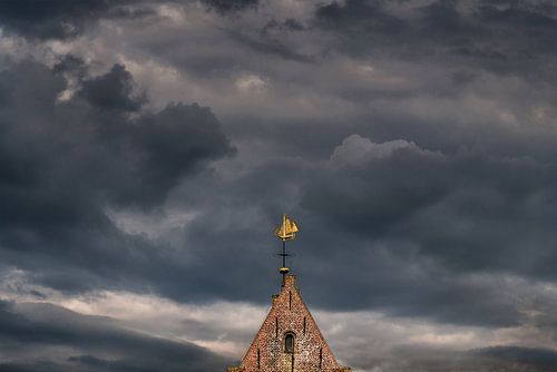 La flèche de l'église de Wierum derrière la digue des Wadden en Frise