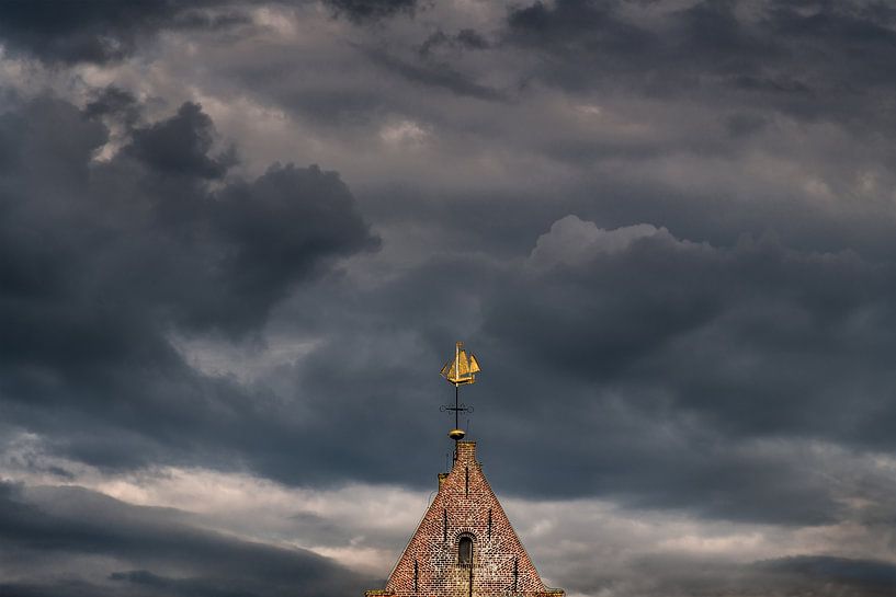 Die Kirchturmspitze von Wierum hinter dem friesischen Wattendeich von Harrie Muis
