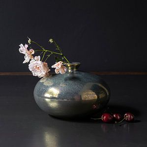 Modernes Stillleben mit Rosen in Mobach-Vase