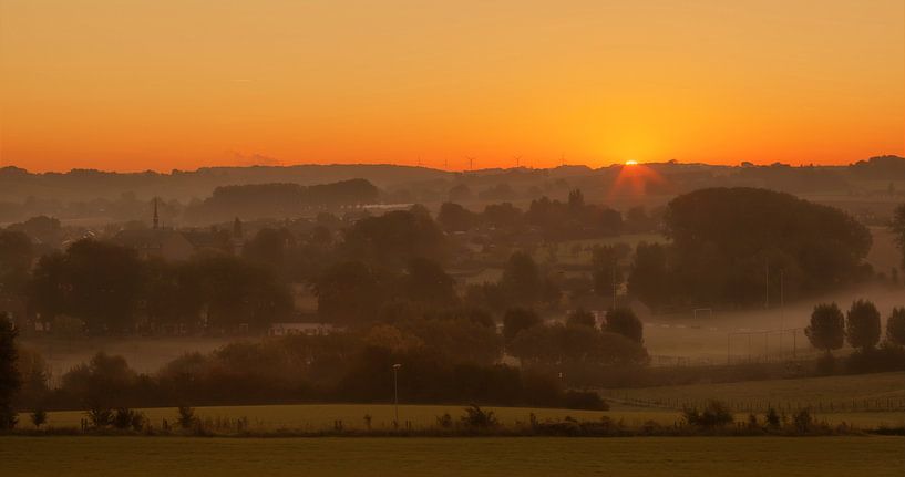 Zonsopkomst boven Partij in Zuid-Limburg van John Kreukniet