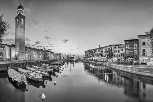 De stad Lazise aan het Gardameer in zwart-wit