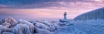 Icy lighthouse on the island of Rügen in winter. by Voss Fine Art Fotografie
