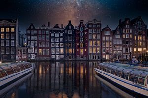 Les maisons du canal sur le Damrak à Amsterdam, la capitale des Pays-Bas. sur gaps photography