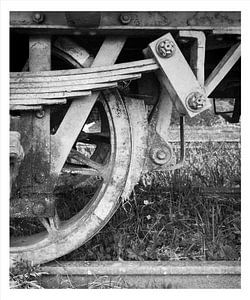 Wiel en onderstel van treinwagon vintage stijl van Michel Seelen