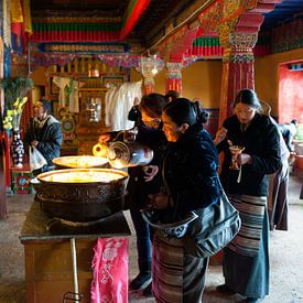 Offeren van yakboter in Tibetaans klooster van Patrick Lauwers