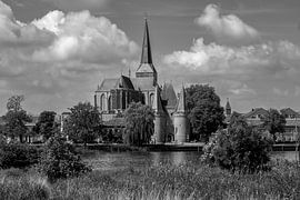 Vue en noir et blanc de la Bovenkerk et de la Koornmarktspoort à Kampen sur Fotografie Ronald