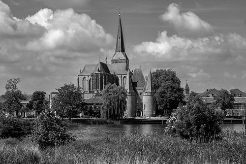 A view of the Bovenkerk and Koornmarktspoort in Kampen in black and white by Fotografie Ronald