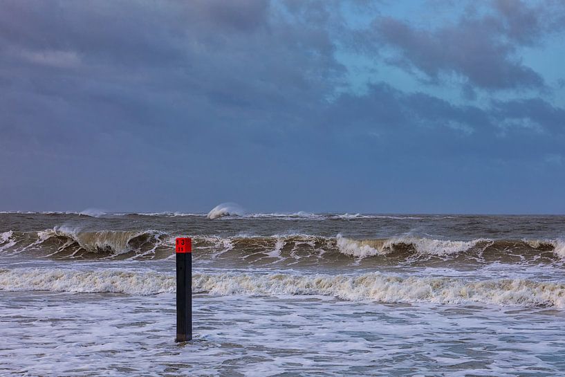 Le poste de plage 13 dans la tempête et la marée haute par Bram van Broekhoven