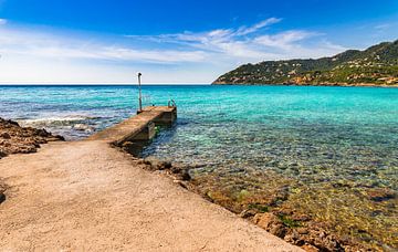 Mallorca strand van Canyamel baai, mooie kust, Spanje Balearen eilanden Middellandse Zee van Alex Winter