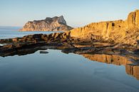 Peñón de Ifach. Felsen spiegeln sich im Mittelmeer 2 von Adriana Mueller Miniaturansicht